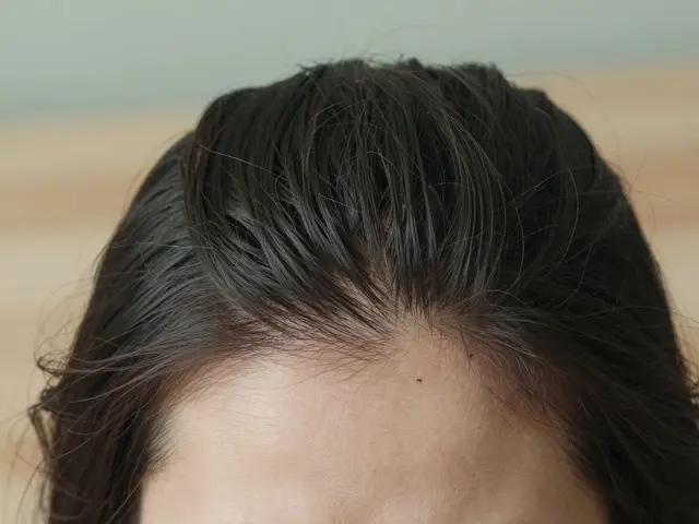 Jaké vitamíny proti padání vlasů? Nejúčinnější látky podle vědy a praxe