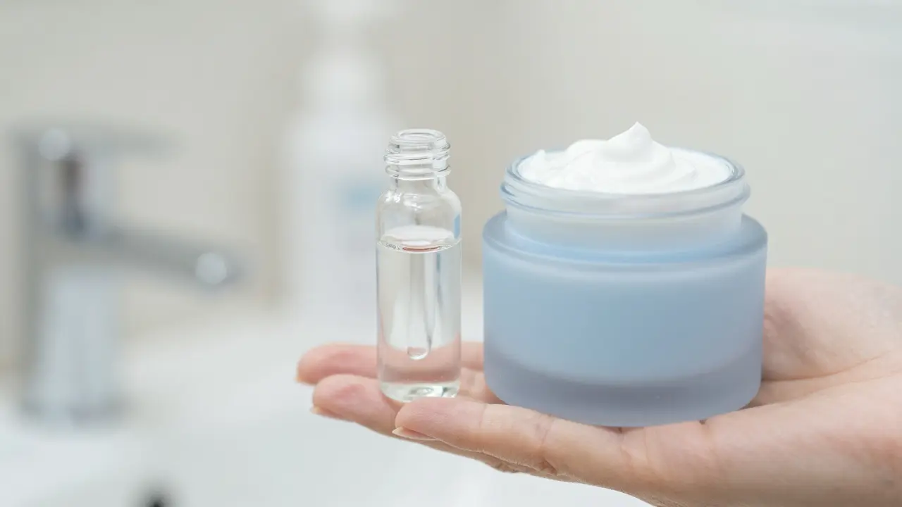 Sérum nebo krém? Který produkt aplikovat první pro maximální účinek
