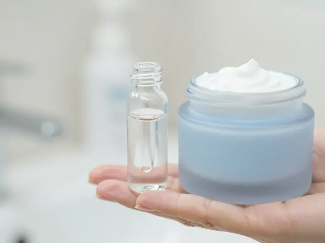 Sérum nebo krém? Který produkt aplikovat první pro maximální účinek